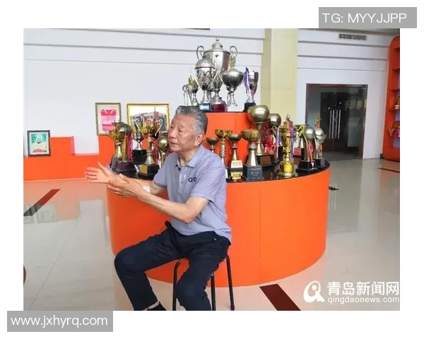 查理：从草根到巅峰的传奇足球之路，见证天赋与努力的完美融合