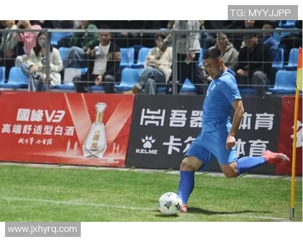 球场巅峰对决：职业球星1v1足球大战