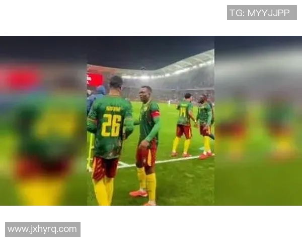 足球球星激烈对抗瞬间头部碰撞引发关注赛场安全问题 足球球星激烈对抗瞬间头部碰撞引发关注赛场安全问题